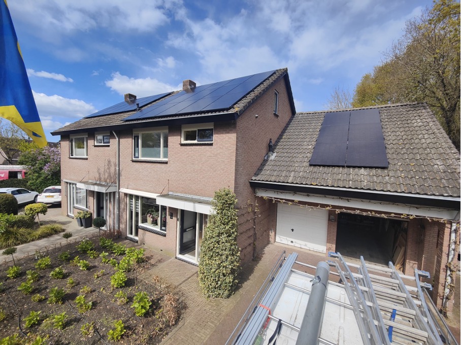 Zonnepanelen Gramsbergen: Twee woningen met Enphase en Canadian Solar panelen